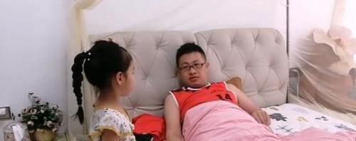 训斥|4岁小棉袄漏风了,嚣张训斥爸爸,网友:女人不管什么年龄都凶