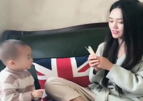 外甥|“最豪放小姨”溜娃火了一手拎娃简单粗暴,宝宝生无可恋克星