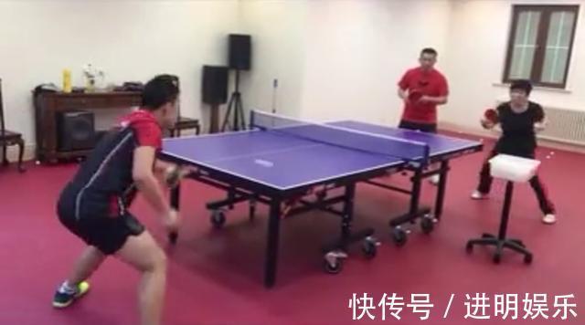 儿子|邓亚萍夫妇陪14岁儿子打乒乓球,两位世界冠军变身''陪练''
