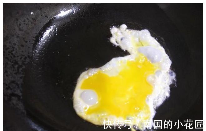 多喝|打丝瓜汤时，记得多加1步，丝瓜翠绿不发黑，立秋后要多喝