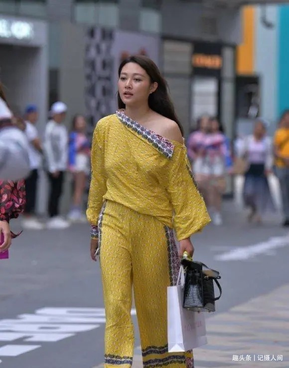 姜黄色|街拍偏爱个性穿搭的女生,姜黄色阔腿裤套装,美的时尚又洋气