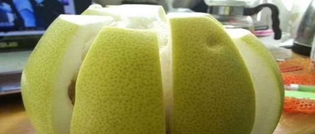 柚子皮在水中泡一泡,用途好厉害,早知道就好了