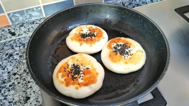 绿豆沙馅|半烫面馅饼，皮薄馅大，放凉了也不会硬，做法简单，老少都爱吃