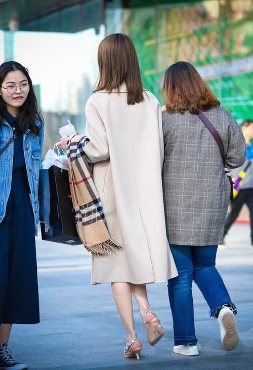 连衣裙|米白色长款风衣，配高领连衣裙，优雅气质搭配展现好魅力！