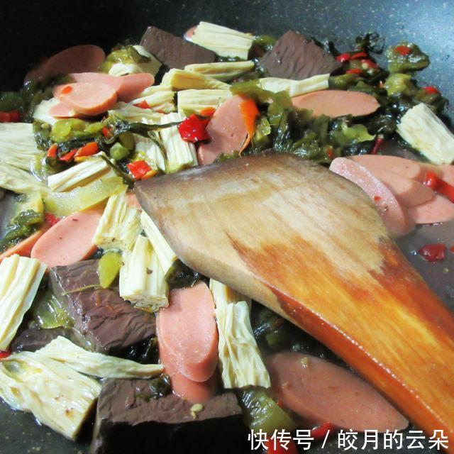 放在案板上|酸菜烧鸭血,酸爽过瘾,十分下饭