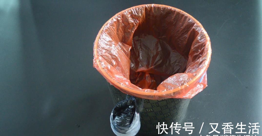 垃圾桶上粘一个塑料瓶, 一年还能帮家里省不少钱, 可惜知道的人不多