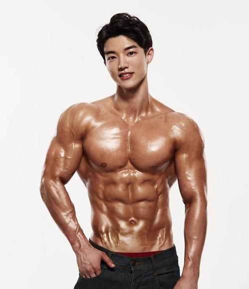 肌肉|肌肉男模长得好有型,胸肌和臂肌很精壮,腹肌和人鱼线如刀刻
