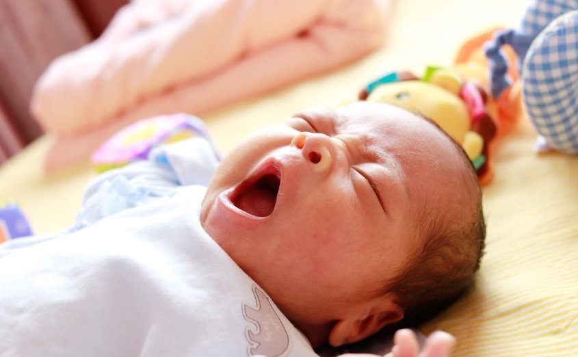 喂养|照顾0-3个月新生宝宝多躺少抱不摇晃,同时做到“两勤三不要”