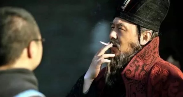 墓碑&曹操路过一女子墓碑,上面写8字,他走了30里后才明白其含义!