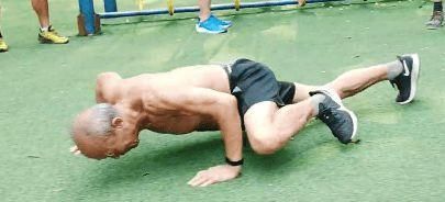 身体素质|爱健身的爷爷有多硬核?引体向上论组做,腹肌线条如刀刻!