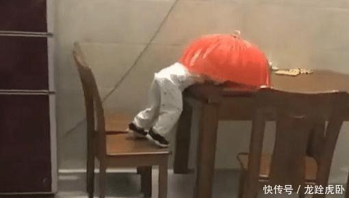 宝爸|宝宝掩耳盗铃式偷吃火了!被抓包时还投入的吃着,网友:家贼难防