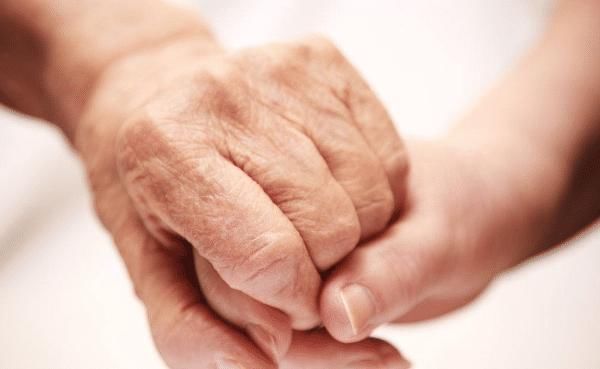 两味寻常药,治人间“手麻手抖”今日公开,只求你少些痛苦