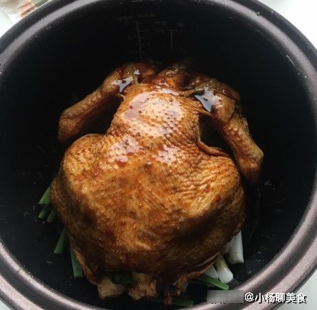 电饭锅|把整只鸡丢进电饭锅，不加一滴水，出锅后连骨头都想啃干净