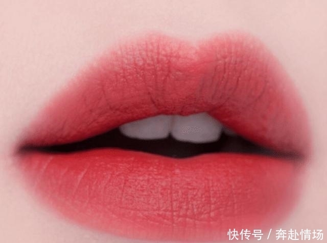 记住涂口红的3个技巧,不伤唇还很上色,营造性感小嫩唇