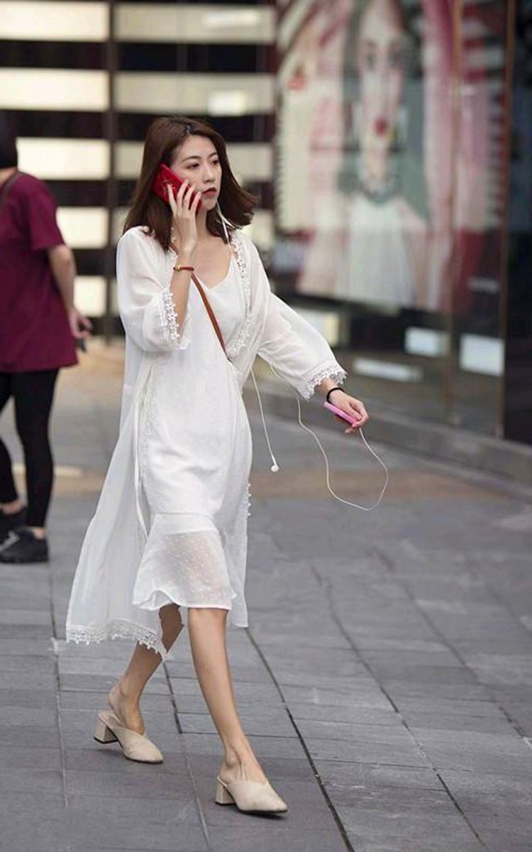 美女|穿搭紧身牛仔裤美女身材苗条,在修身方面未充分发挥牛仔裤的优势