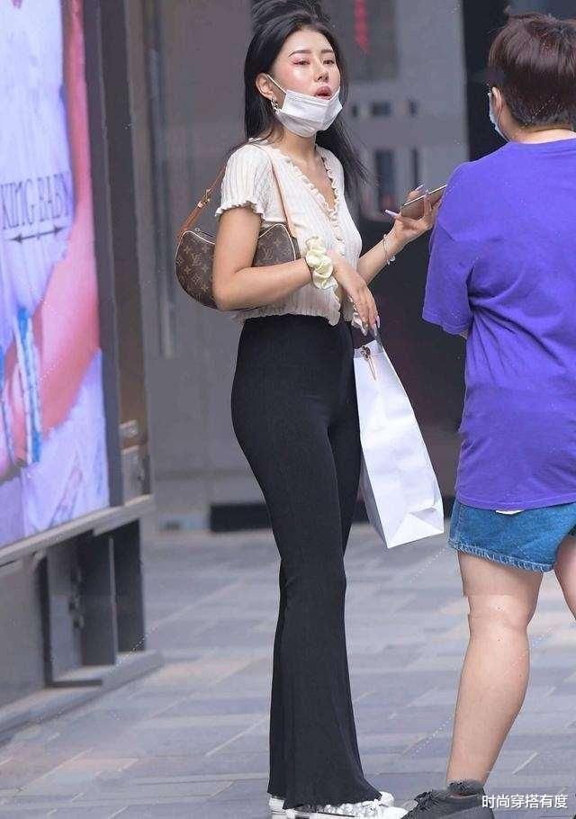 魅力动人的打底裤装扮很有时尚感，透出完美的成熟感，时尚魅力