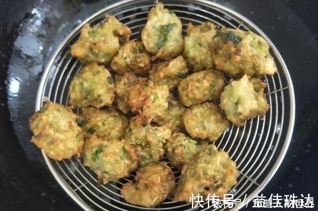 炸萝卜丸子时，牢记3个小技巧，炸出的丸子鲜香酥脆，凉了也不硬