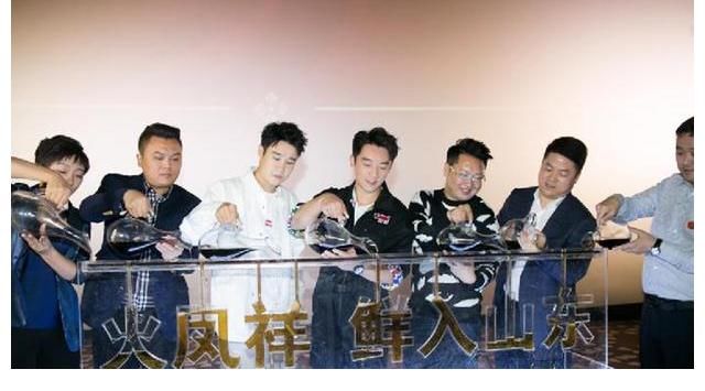 是巧合还是逃避?郑恺火锅店遭人拉横幅维权,郑恺当天就退股