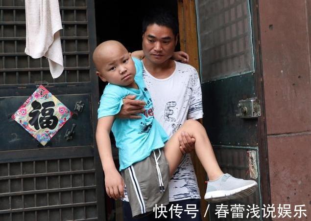 孩子|刚出生女婴被妈妈五花大绑,躺在床上不能动弹,父亲在一边抹泪