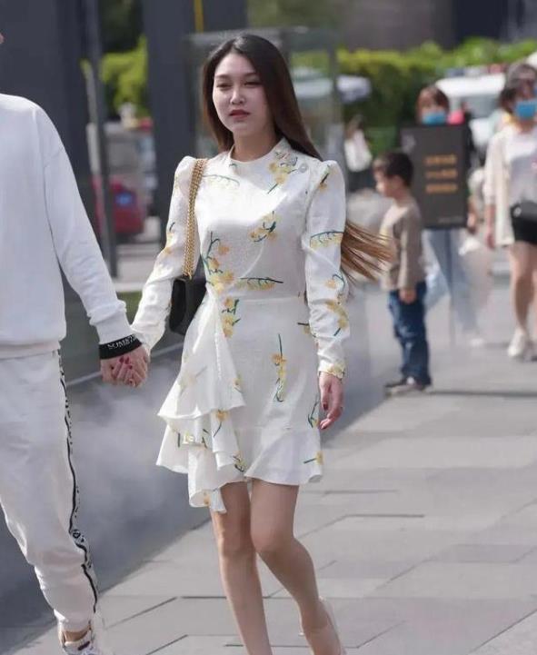 高腰式的设计,腰线非常明显,裙子有时尚的荷叶边形,清新自然