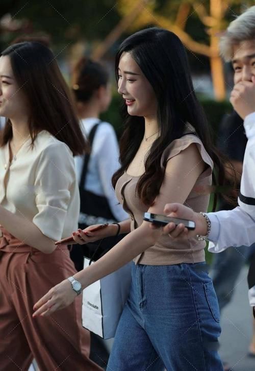 牛仔阔腿裤 潇洒飘逸的牛仔阔腿裤,质感轻薄,如何搭配更显时尚感?