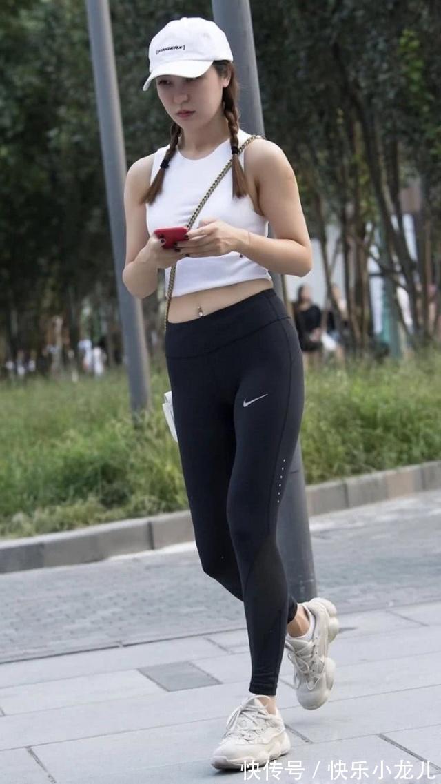 身姿 牛仔裤可以让你展示时尚的身姿,同时打造干练利落的线条