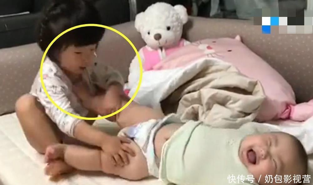 大宝|姐姐帮宝宝换尿不湿,接下来弟弟的反应,让网友看完忍不住笑了