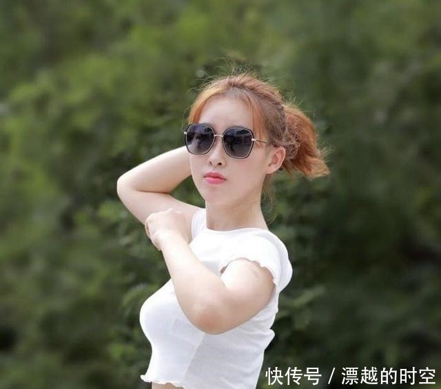 美女的时尚造型,露脐背心搭配牛仔裤,塑造苗条身材