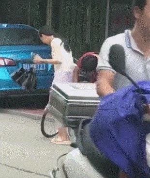 |搞笑GIF：女生千万不要穿裙子骑车 尤其是这种长裙子