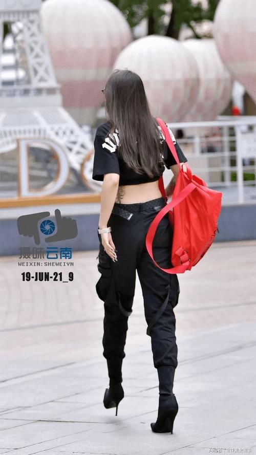 软妹子|露脐T恤搭配机车裤，凸显美女凹凸有致好身材！