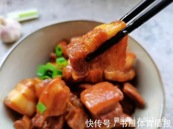 猪皮|做红烧肉,最忌焯水和用水炖了,教你一招,肥而不腻,太解馋了