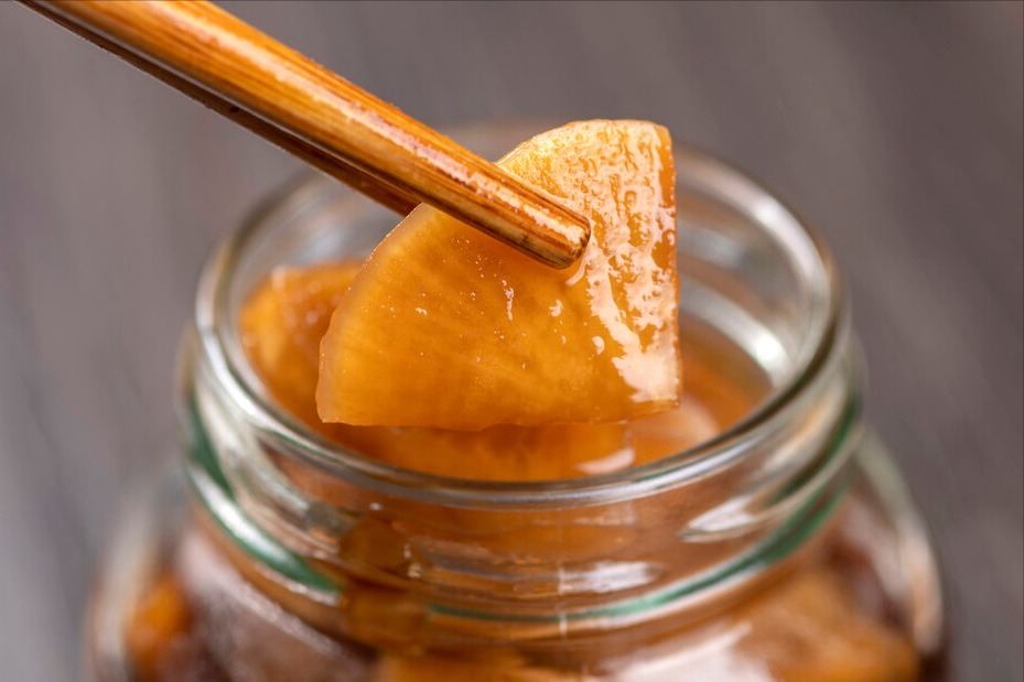 腌萝卜,不要再用盐杀水,教你一招,萝卜嘎嘣脆,时间长了也不坏