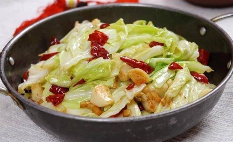 炒包菜切了就炒不好吃，记住炒前加2步，包菜好吃又健康，下饭香