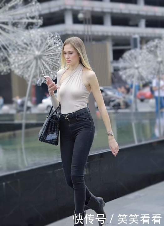 美女|美女街拍小姐姐穿针织套装出街,度过一个“温情”的秋天