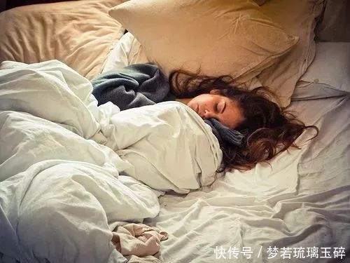 失眠是吃出来的“祸”医生想要睡眠好，少碰两物，做好三事