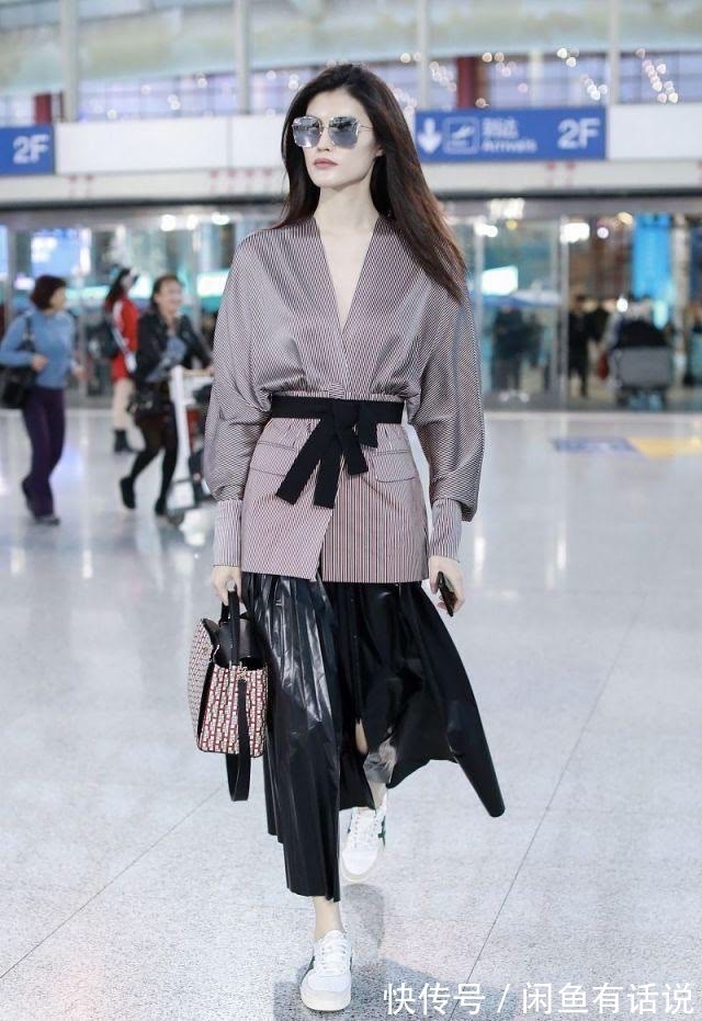 女性|入秋后火了一种搭配叫:西装+裙子,半身优雅半身飒,明星也爱穿