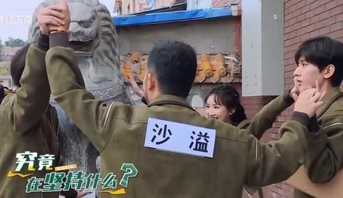 女粉丝|做游戏牵女粉丝的手,对比蔡徐坤成毅,暴露男明星真实修养