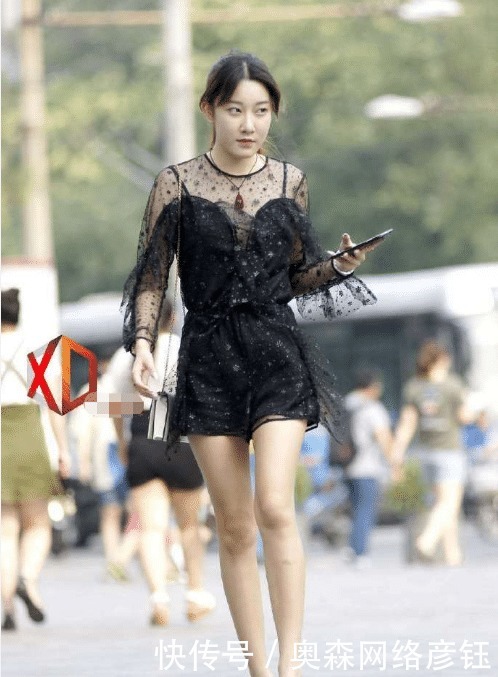 黑纱连体服|街拍:美女的背后风光,确实很迷人