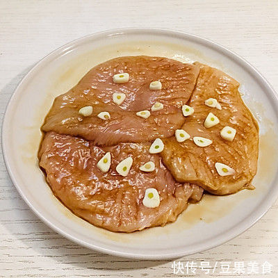 做香酥炸鸡排时,记住这几招,绝对美味
