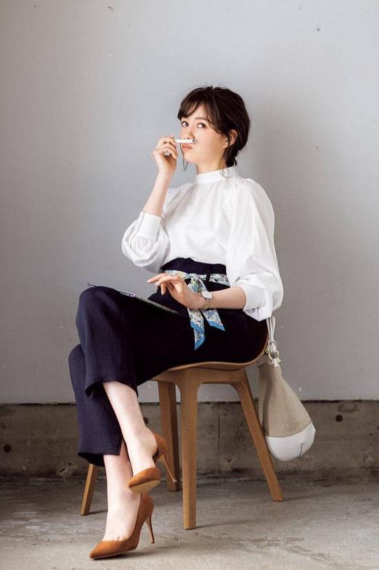 丝巾别只系在脖子上! 系在腰上绑在包上才别致, 时尚吸睛还高级