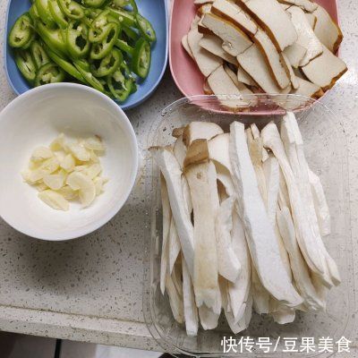 香干|必光盘的快手菜-辣椒炒杏鲍菇和香干