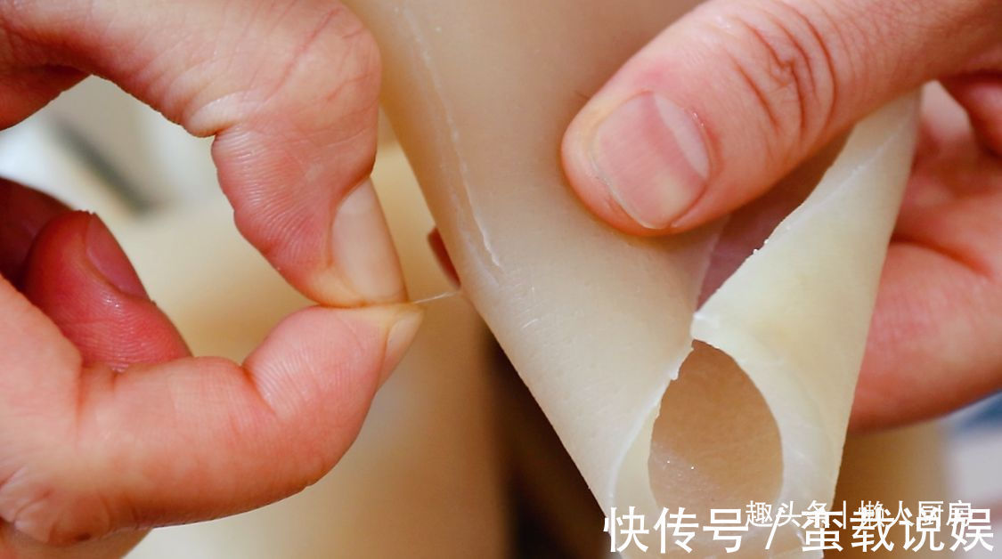 收入|掌握好这些技巧,炸出来的猪皮蓬松,有人凭借着炸猪皮年收入百万