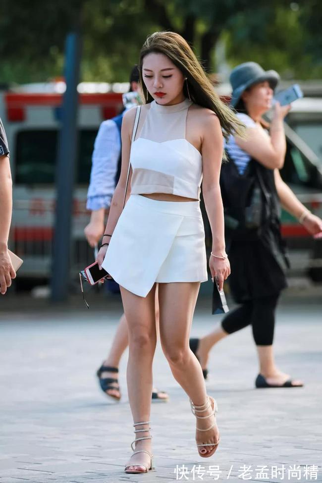 白布|气质小姐姐一整条的白布随意裹起来也能甜美范儿,这么穿很阳光