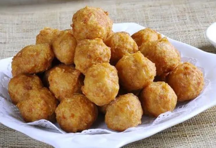 炸肉丸子,用什么粉调馅最好?有人常弄错,难怪回软快不酥脆