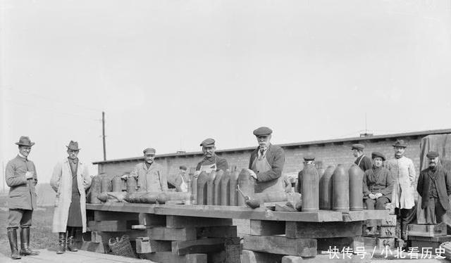 弹药|1919年英军监督德国工人拆毁火炮弹药 战争阴云挥之不去!