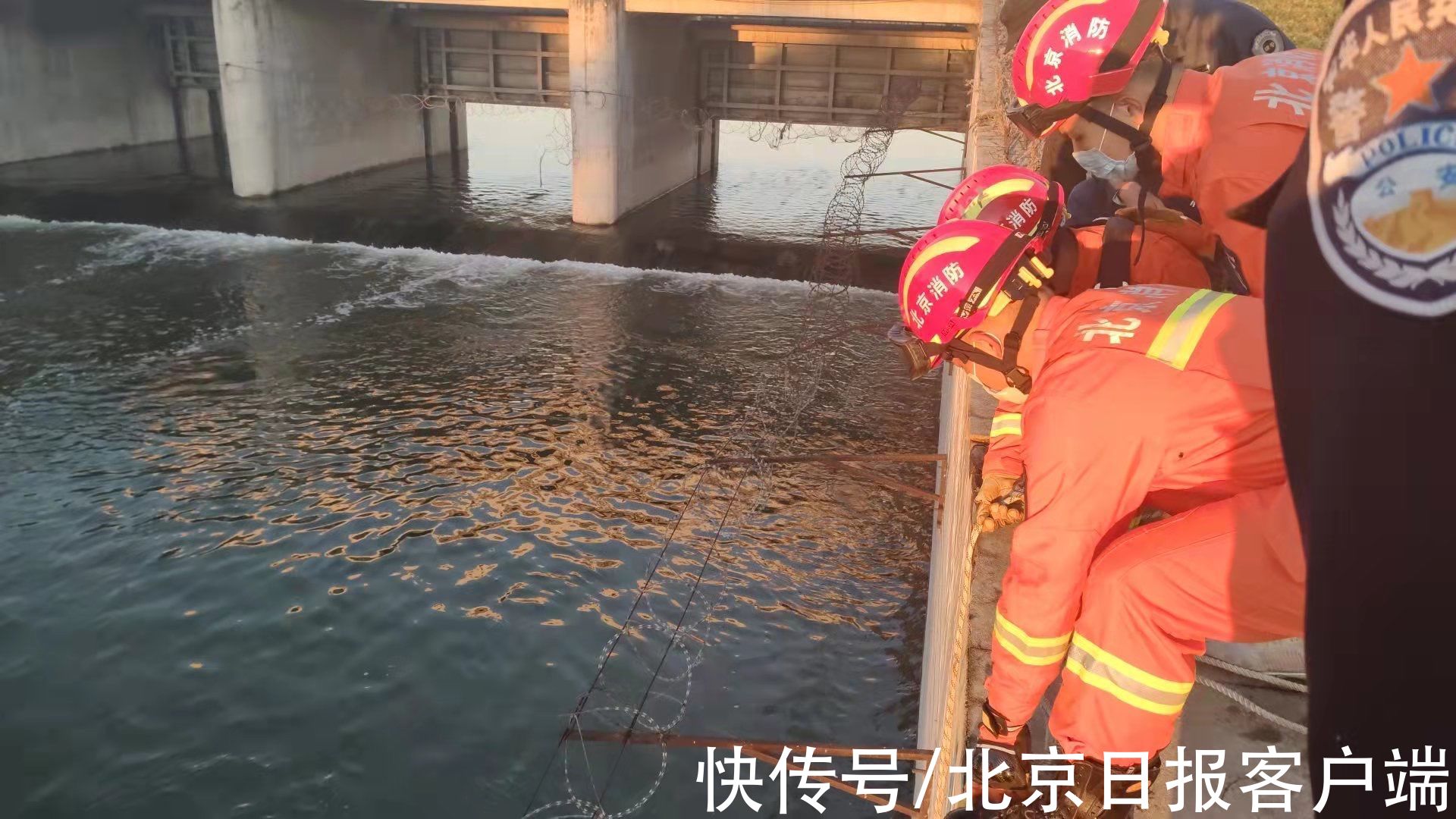 救援|男子酒后落水被困水库闸门，消防员成功施救