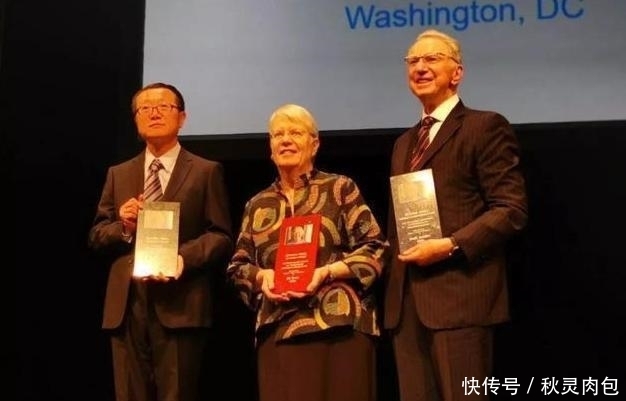 13亿千米外,表面“焊缝”长达1300公里,整颗星球是废弃的飞船?