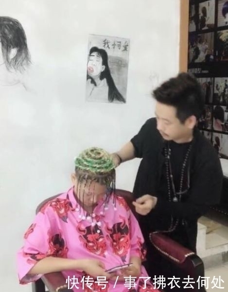 美女|美女去理发店剪了一个独特的发型,网友:墙上的造型更吸引眼球