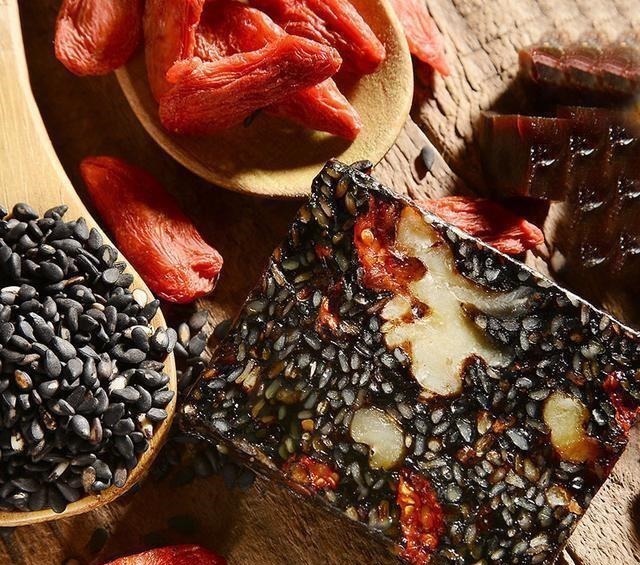 卵巢|女人不想老,想皮肤白净有弹性,就常吃这几种不起眼的食物