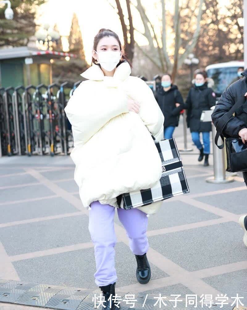 白色羽绒服怎么搭配才美呢?配运动裤舒适有型,配直筒裤很优雅